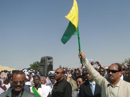 ولد عبد العزيز رفع العلم في نهاية وضع الحجر الأساس إيذانا بإعطاء الضوء الأخضر لتشييد الطريق  (الأخبار)