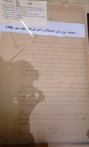 معاهدة بين والي السنغال وأمير لبراكنه 10 مايو 1785 وهي أقدم وثيقة معروضة في هذا المعرض