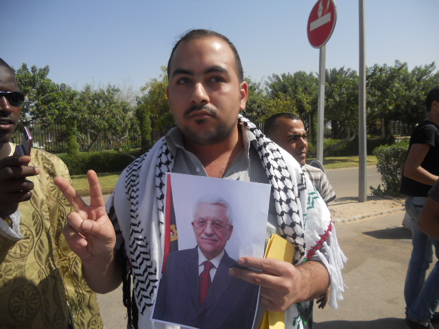 الشباب الفلسطيني في موريتانيا لا يطالبون السفير بشيء سوي إعطائهم حقهم المشروع (تصوير الأخبار)