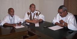 المدير الإعلامي لحملة المرشح محمد ولد عبد العزيز والمتحدث بسم أسرة أهل بيه خلال المؤتمر الصحفي 