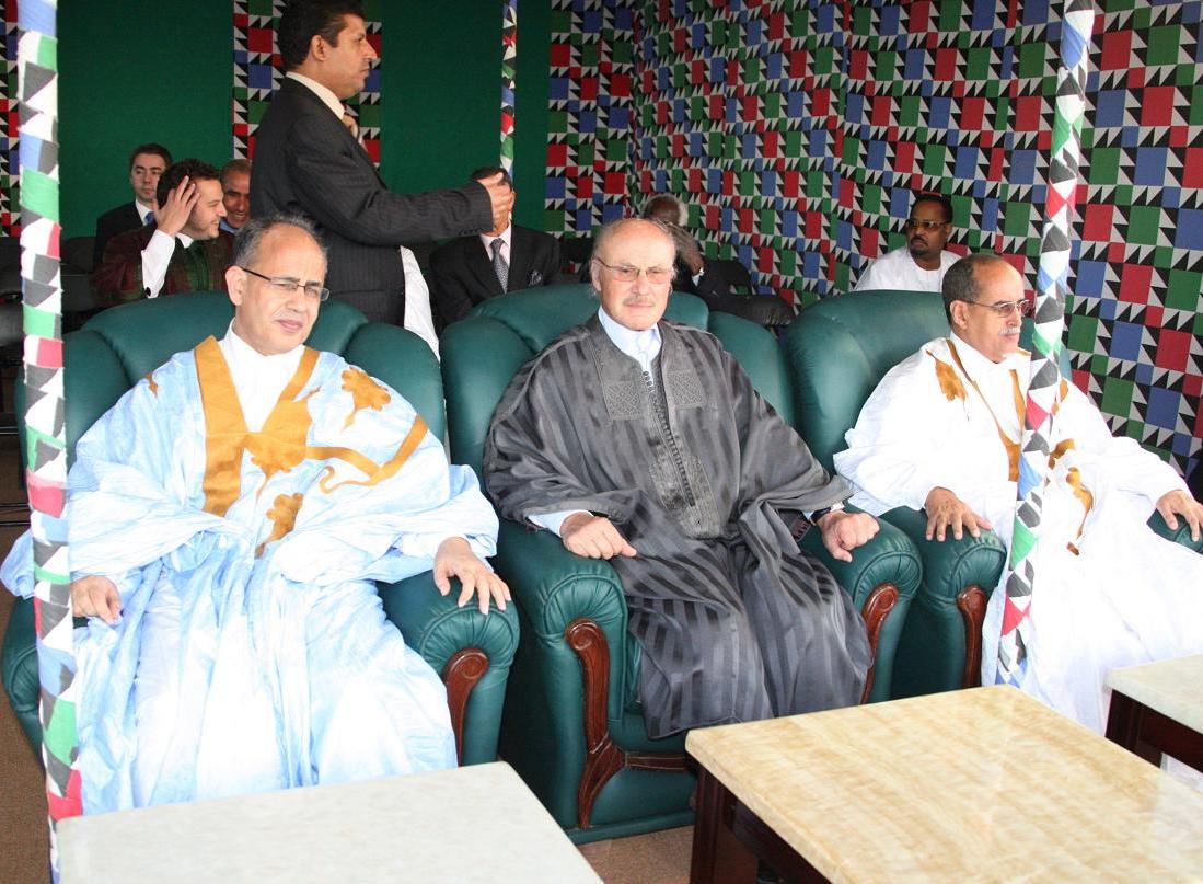 من اليمين : العربي ولد جدين نائب رئيس الجمعية الوطنية ،مسؤول ليبي مرافق للزعيم القذافي،مولاي ولد محمد لغظف الوزير الأول حاليا