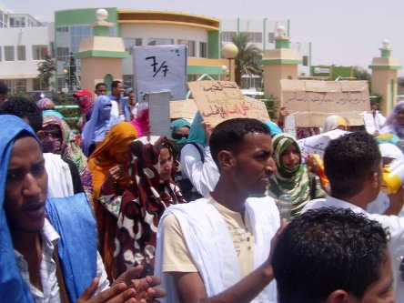 جانب من التظاهرة اليوم أمام مبنى الحكومة