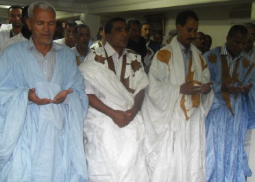 الحاضرون قرأوا الفاتحة على روح الفقيد راجين الرحمة من المولي عز وجل (تصوير الأخبار)