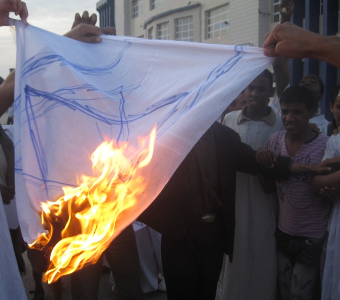 التفاعل كان يوازي ألسنة لهب العلم المحترق(تصوير الأخبار)