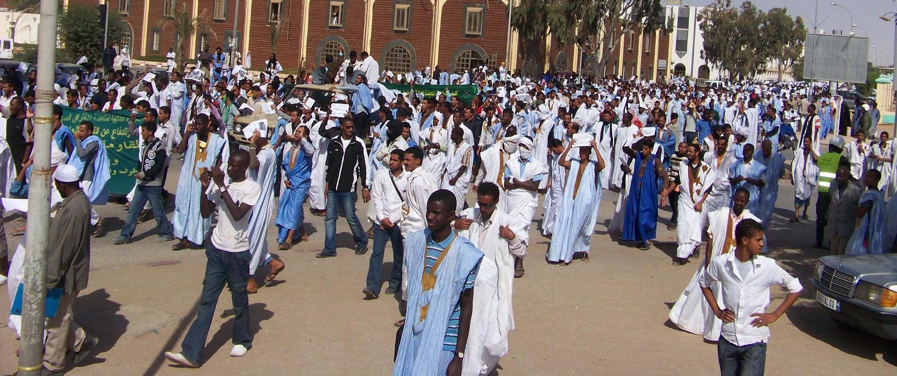 جانب من المسيرة بعيد  انطلاقتها(تصوير الأخبار)
