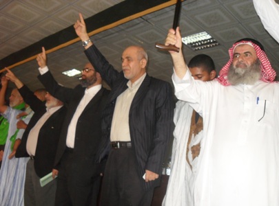 الضيوف وهم يرددون النشيد خلف عضو فرقة الوعد الاسلامية المنشد محمد اسماعيل