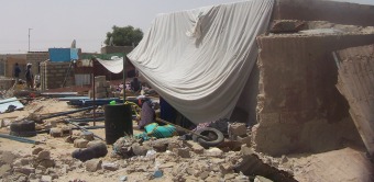 منزل عبد الفتاح دمرته الجرافات قبل أن يأخذ متاعه فسقط المنزل علي ما كان يملك من متاع (تصوير الأخبار) 
