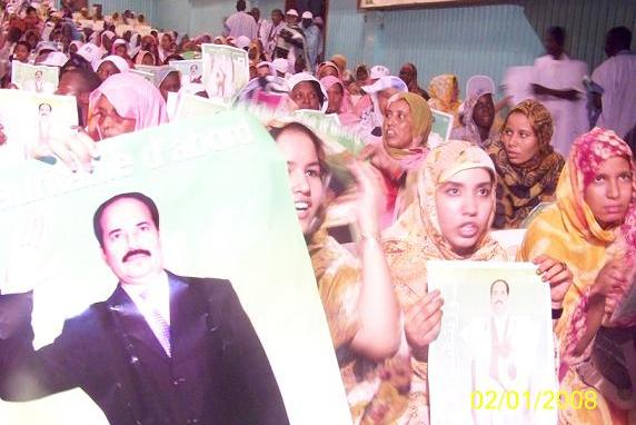 مناضلات ولد أميمو يرفعون صوره المكبرة ويرددون شعارات تجمده (تصوير الأخبار)