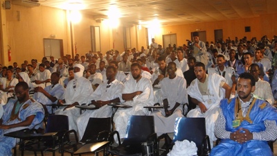 جانب من الحضور في مدرج المعرفة بكلية الاقتصاد والقانون (الأخبار)