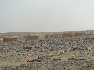 بين المنصة والمركز الصحي توجد اكبر مقابر المدينة شاهدة علي ضعف الخدمات الصحية وقدرة المركز علي توفير ضحايا جدد للمقبرة المجاورة له (الأخبار)