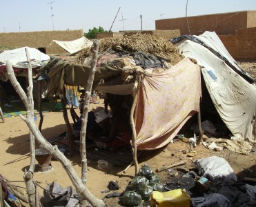 يسكن المزارعان السابقان في هذا الكوخ وحيدين يعتاشان مما يجود به المحسنون بعد أن كانت زكاة زراعتهما مصدر رزق للآخرين (الأخبار)