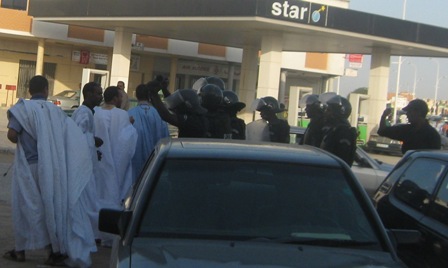 الشرطة تعتدي على الصحفيين وتحاول ابعداهم عن ميدان التظاهر (تصوير الأخبار)