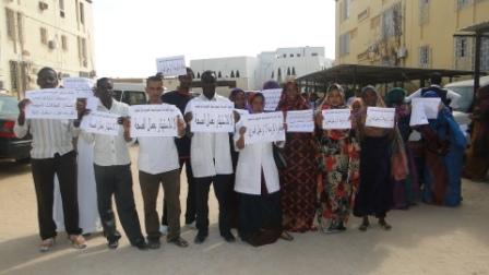 جانب من احتجاج الممرضين الخريجين صباح اليوم (الأخبار)