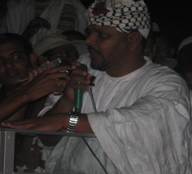 محمد جميل منصور أثناء حديثه في المهرجان
