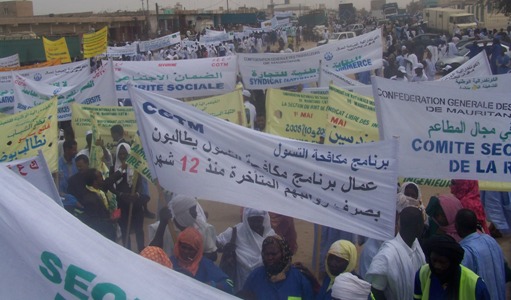 جانب من الحماهير العمالية التي شاركت في التظاهرة اليوم (الأخبار)