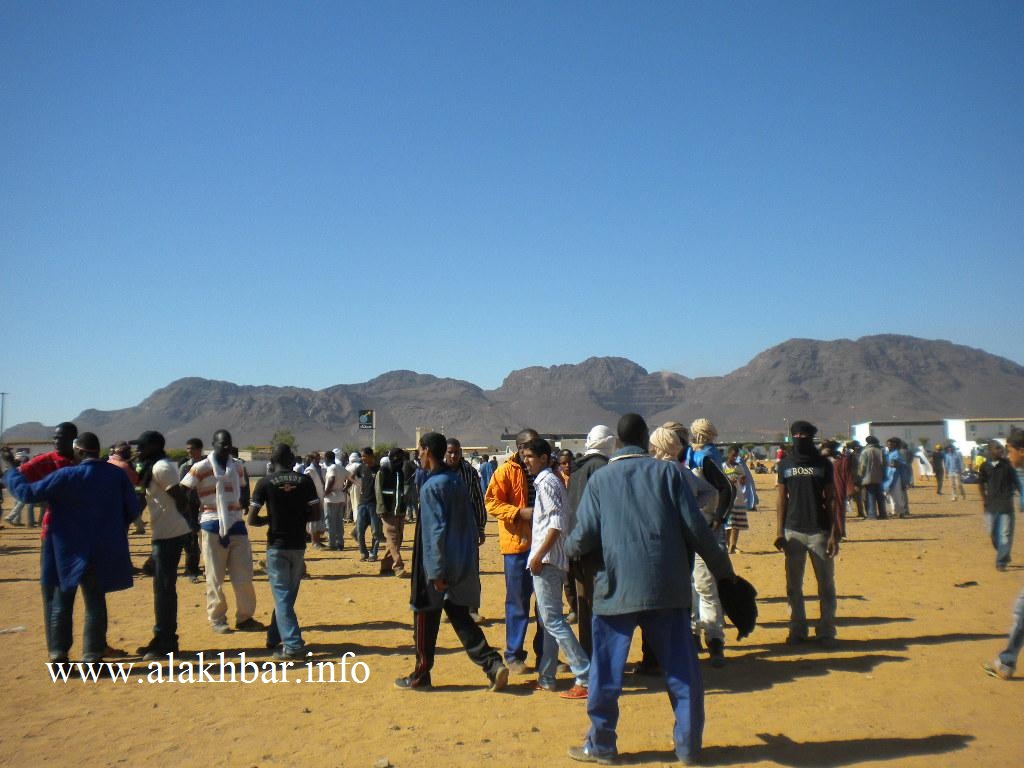 العمال سيطروا علي الساحة وأعادوا تنظيم صفوفهم بعد المواجهات(تصوير الأخبار)