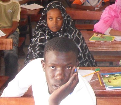 ملامح هذا التلميذ تختصر مشاعر زملائه وهم بين الخوف والرجاء  (الأخبار) 