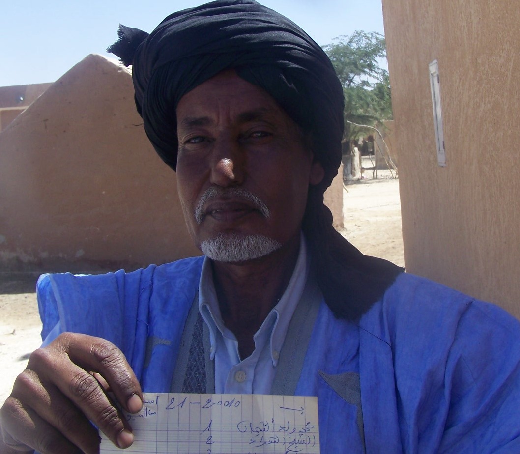 محمد الحبيب ولد غالي أحد المتضررين من سكان الحي يحكي مأساته لمراسل الأخبار(تصوير الأخبار) 