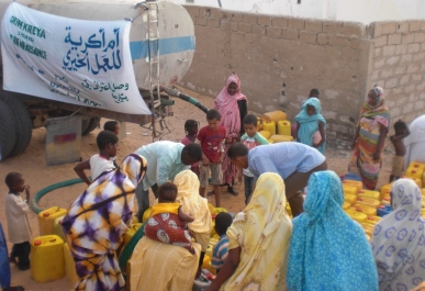 جمعية "أم كريه للعمل الخيري" قامت بتوزيع شحنة صهريج مياه علي سكان حي الجزيرة بتوجنين (الأخبار)