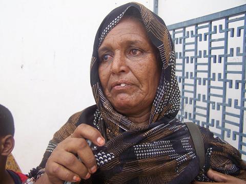 غانية  بتن محمد فال كلي أمل في ايجاد فطور لابنائي من هذه المساعدات (تصوير الأخبار)