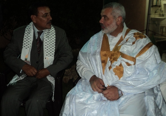 رئيس الوزراء الفلسطيني اسماعيل هنية رفقة رئيس الوفد الموريتاني النائب محمد محمود ولد لمات