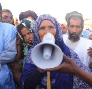 مسئولة نساء الحي تدعو السلطة للحوار مع السكان المظلومين (تصوير الأخبار)