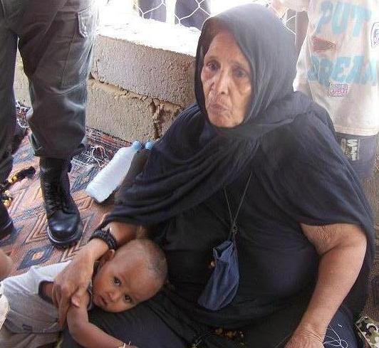منت سيدي محمد: لا أريد من الدولة سوي سكن يقيني حر الشمس (تصوير الأخبار)