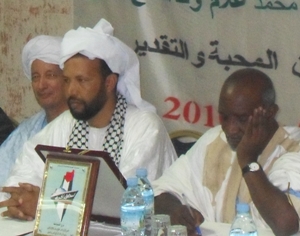 محمد غلام ولد الحاج الشيخ وعلى رأسه التاج الذي توجه به رئيس المجلس الوطني الرباط  محمد محمود ولد امات
