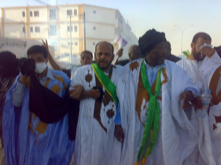 من اليمين : محمد غلام ولد الحاج الشيخ من حزب تواصل وقد تأثر بمسيلات الدموع / ورئيس البرلمان مسعود ولد بلخير وجميل ولد منصور/ محمد ولد مولود وقد تعرض لوابل من مسيلات الدموع (تصوير الأخبار)