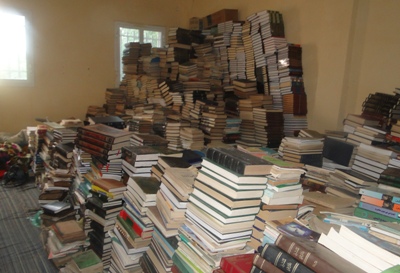 بعض الكتب كدست في هذه الغرفة بانتظار المصير