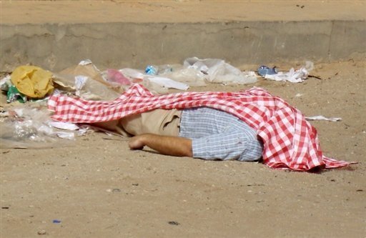 جثة كانديس بعد أقل من ساعة من اغتياله وقد سجته الشرطة بلحاف أحمر (بعدسة الفرنسية)