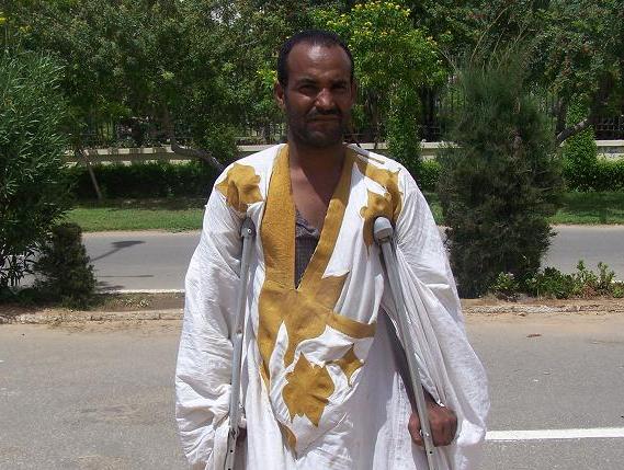 يقف محمد محمود أمام القصر أملا في لقاء الرئيس الذي وعده بتقديم العون (تصوير الأخبار)