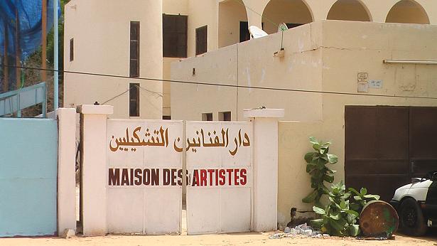 من هذا المقر يكافح مخيس وزملاؤه من الفنانين في معركة الألوان في بلد يغلب على الأذواق فيه احادية الذوق