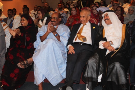 فاطمة بنت عبد المالك (يسارا) مع عدد من السفراء المعتمدين بموريتانيا (تصوير الأخبار)
