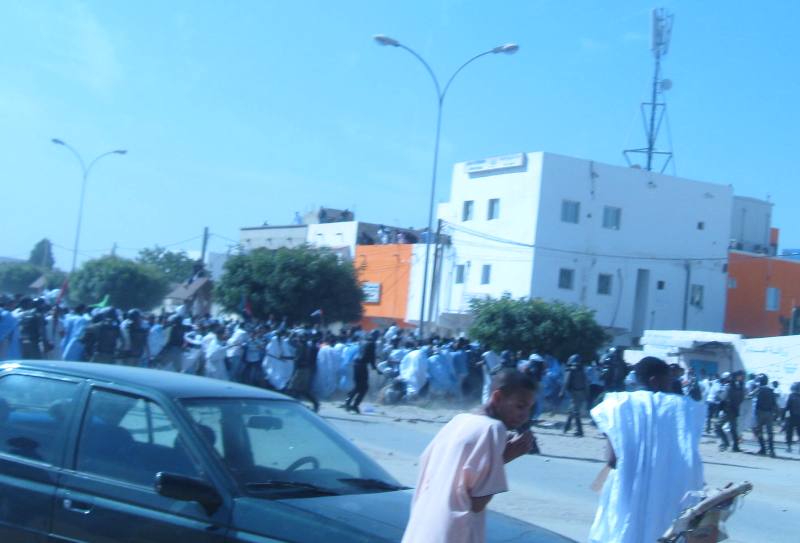الطلاب وقد تعرضوا لوابل من مسيلات الدموع من قبل الأجهزة الأمنية بعد مسيرة تضامنية مع سكان قطاع غزة الذى يتعرض لهجوم برى وبحرى وجوى من قبل تلابيب (تصوير الأخبار)