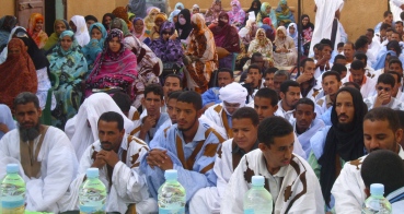 جمع من المنتسبين لحزب تواصل حضروا لإلقاء المحاضر بمقر الحزب (تصوير الأخبار)