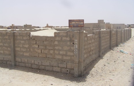 حيطان أحد التجار يعتبر السوق المركزي بالمدينة؛ لذا يحتجز له مساحة واسعة على الطريق الرئيس