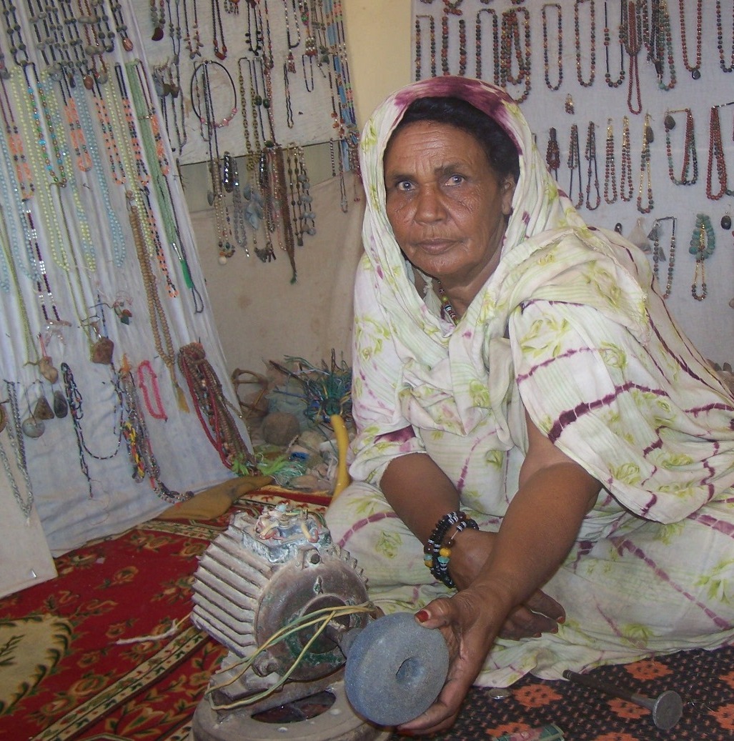 الحيرة بنت السالك تشكو تراجع مهنة الحجارة المصنعة  وتدعو السلطات الي دعمها (تصوير الأخبار)