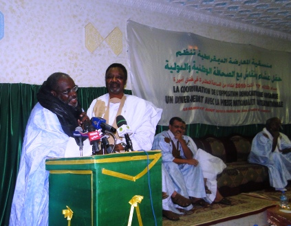 رئيس منسقية المعارضة المنصرف أثناء تسليم الرئاسة الدورية لنائب رئيس حزب اتحاد قوى التقدم باببكر موسى (الأخبار)