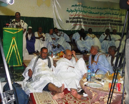 حضر الحفل عدد معتبر من أطر ومسؤولي منسقية المعارضة، لكن يبدو أن النعاس بدء يفعل فعله في بعضهم مع مرور الوقت (الأخبار)