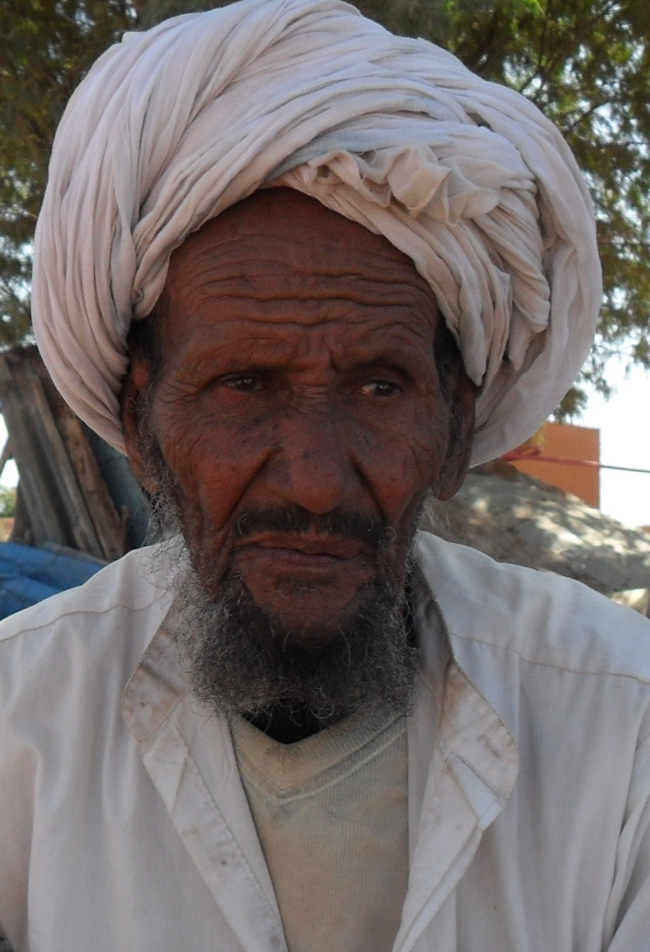محمد محمود ولد سيدي شيخ في السبعين العمر من سكان الحي أثناء حديثه الي  مراسل وكالة أنباء "الأخبار (تصوير الأخبار)"