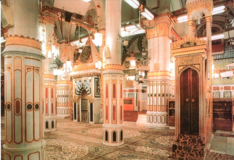 جانب من الروضة الشريفة بالمسجد النبوي مما يلي المنبر 