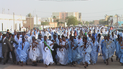 جانب من المسيرة التي قادها نواب الحوض الشرقي رفضا لتأجيل الإنتخابات ودعما لولد عبد العزيز (تصوير الأخبار)