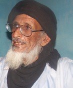  محمد ولد محمد المختار الشيخ يروي للأخبار مأساته في حي فور النجمة بعرفات (تصوير الأخبار) 