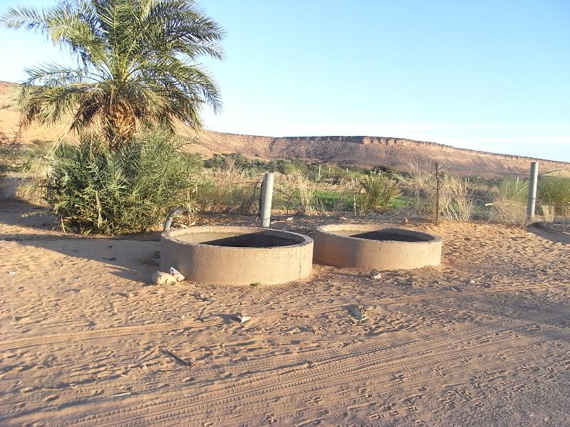 تشهد العيون الجبلية في آدرار على وقوف هذا الرجل مع شعبه (تصوير الأخبار)