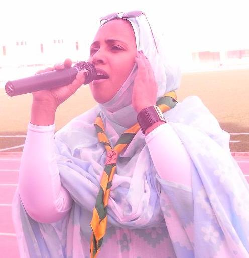 مني بنت دندن غنت للفريق المهزوم ووحدت الحاضرين بأغنيتها التي خصصتها للوضع في قطاع غزة (تصوير الأخبار)