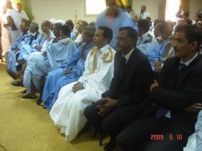 من اليمين : مدير حملة ولد عبد العزيز سيد أحمد ولد الرايس مع نواب وقيادات في الأغلبية علي هامش إعلان الناصريين لموقفهم من الرئاسيات (تصوير الأخبار)
