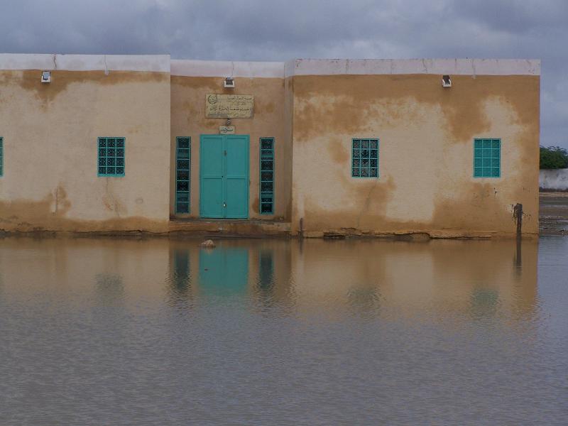 احتاج المستوصف إلى "علاج" عاجل لوضعيته قبل أن يتهاوى بفعل المياه التي تحاصره (تصوير الأخبار)