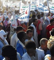 المتظاهرون طابوا باطلاق سراح رجال الأعمال (تصوير الأخبار)