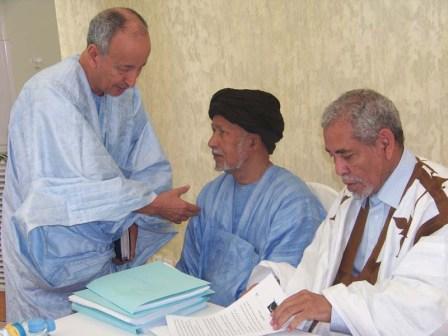 السفير السابق محمد محمود ولد ودادى وهو يتحدث مع نائبي الرئيس إسماعيل ولد أعمر ومحمدن ولد بابا قبل إنطلاقة الندوة الصحفية بقليل (تصوير الأخبار)